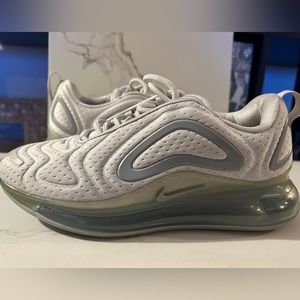 Nike Air Max 720 sneaker women’s 7.5 vast grey